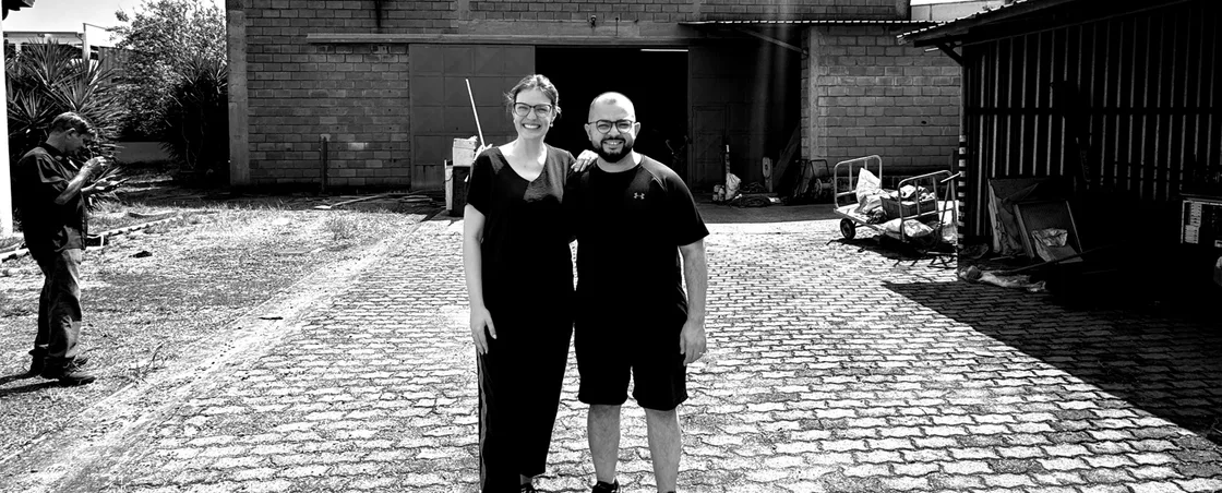 Pastores Guilherme e Letícia Soares na frente da nova casa, na Av. Dr. Heitor Nascimento, 133